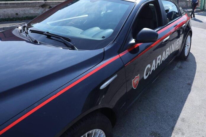 Napoli, cade dalla finestra mentre pulisce gli infissi: 57enne ricoverata in codice rosso