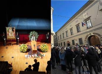 Vanoni, lunga fila alla camera ardente: l’ultimo saluto sulle note di ‘Domani è un altro giorno’. L’omaggio di Segre