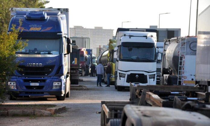 Protesta autotrasportatori, blocchi sospesi in Calabria e Sicilia: oggi il decreto del governo